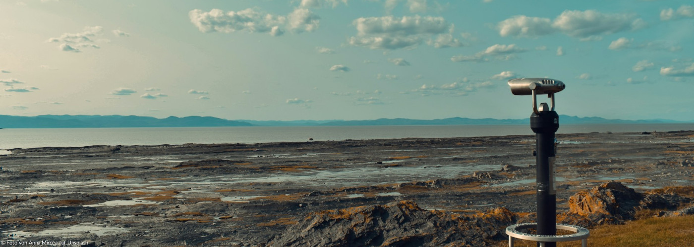 Ein Teleskop an einem Strand mit Fernblick