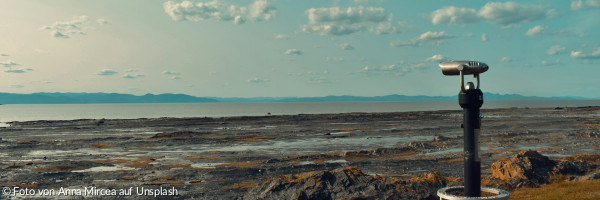 Ein Teleskop an einem Strand mit Fernblick