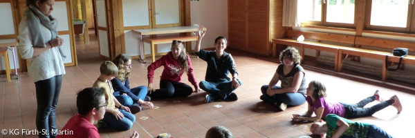 Kinder sitzen auf dem Boden und spielen