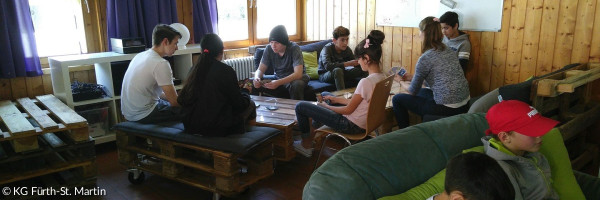 Jugendliche spielen gemeinsam im Jugendtreff